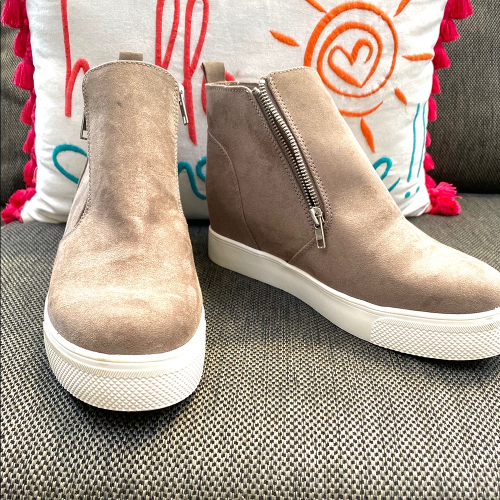 Woman suede ankle boots